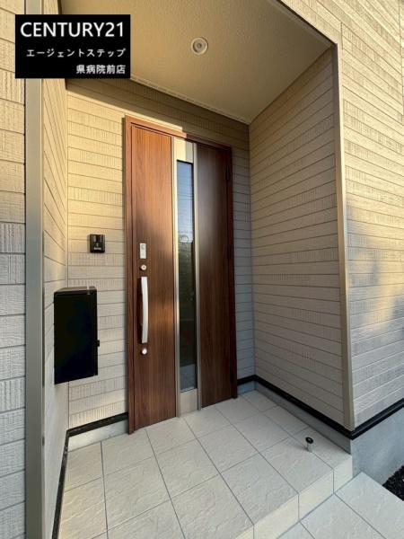 　玄関　玄関の木目調ドアが印象的です