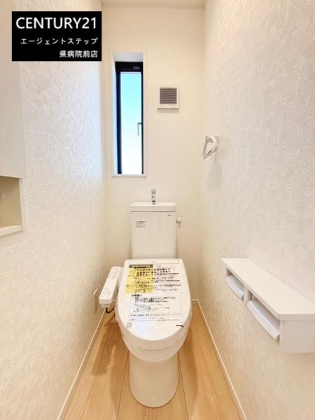 　トイレ　明るく清潔感のあるトイレです
