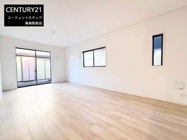 　リビング　明るさが際立つリビングです