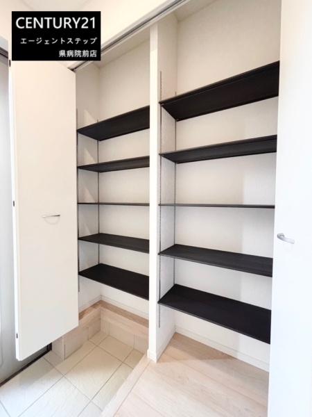 　玄関　玄関の収納棚が便利です