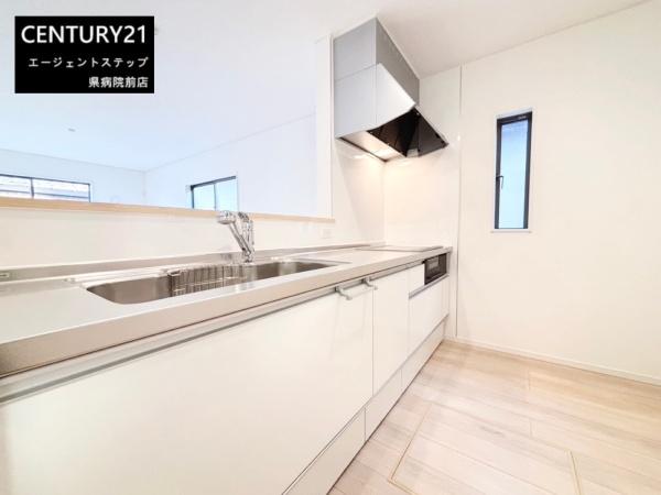 　キッチン　キッチンは明るく使いやすい空間です
