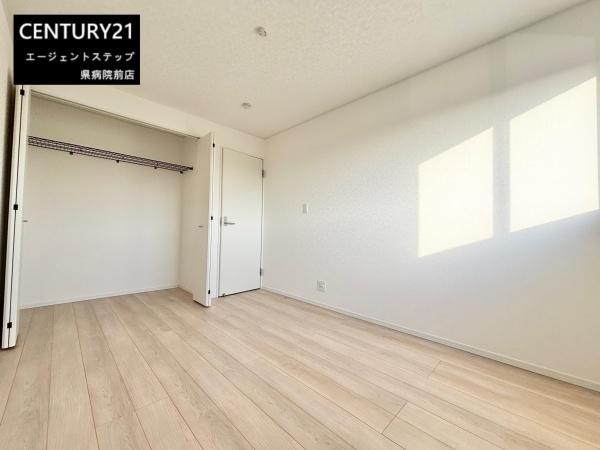 　寝室　明るい寝室が魅力です