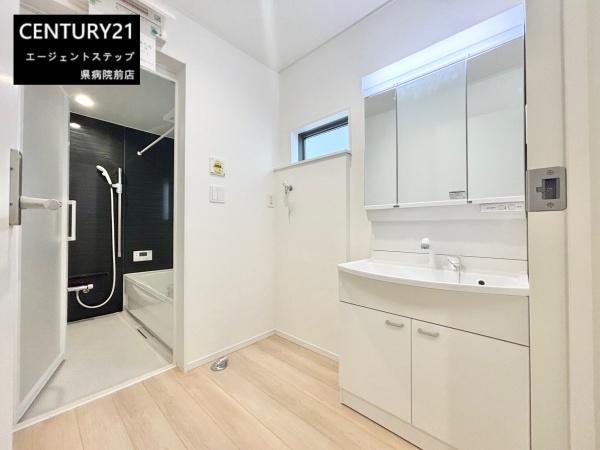 　洗面台・洗面所　白を基調とした洗面台です