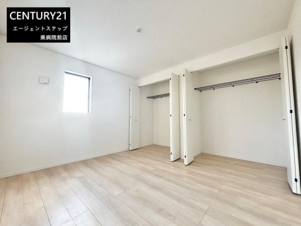 　寝室　収納充実の寝室です