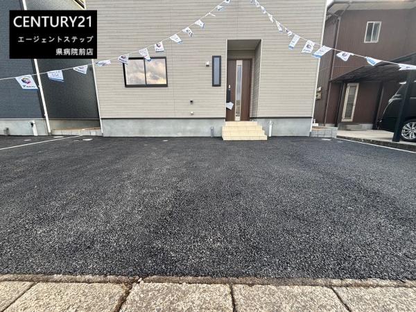 　駐車場　駐車場が舗装されています