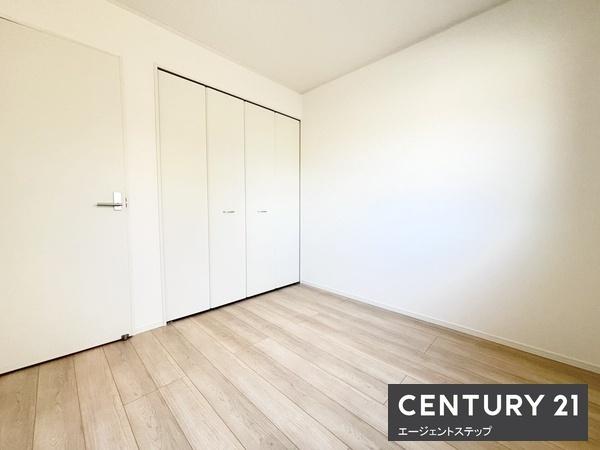 　洋室　収納が充実した洋室です