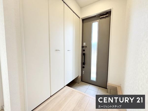 　玄関　玄関収納が便利です