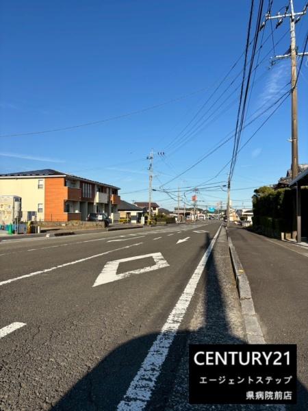 　前面道路含む現地写真　前面道路が広々としています
