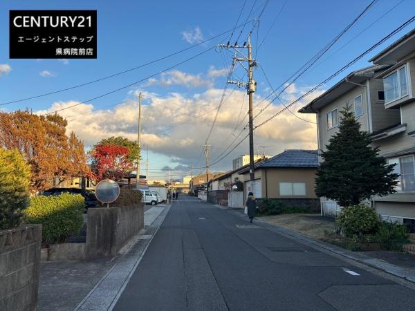 　前面道路含む現地写真　前面道路も含む現地写真です