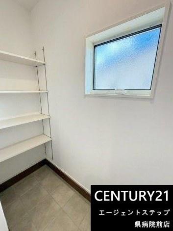 　収納　採光窓付きの収納スペースです