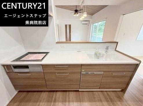 　キッチン　木目調が映えるキッチンです