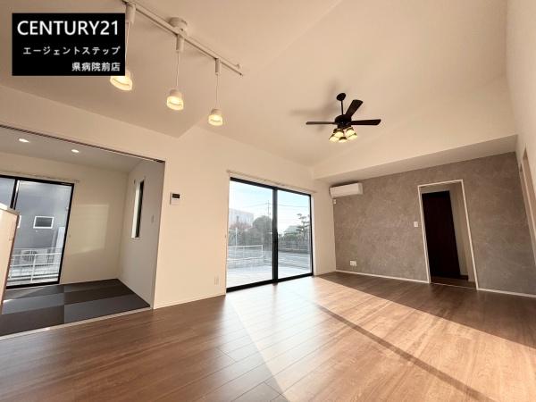 　リビング　明るく開放的なリビング空間です