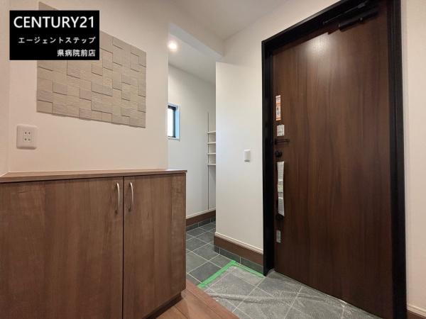 　玄関　木目調が印象的な玄関です