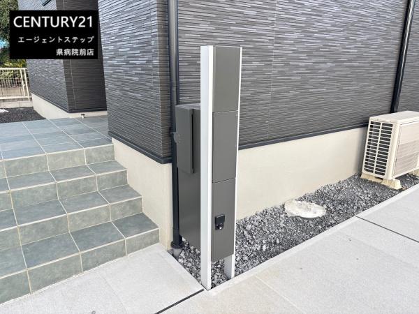 　その他現地　宅配ボックスがある玄関まわりです