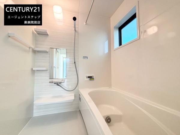 　バス　窓付きのバスが魅力です