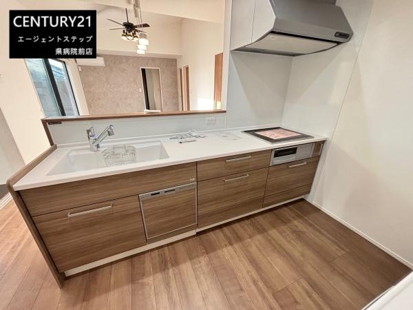 　キッチン　木目調が印象的なキッチンです