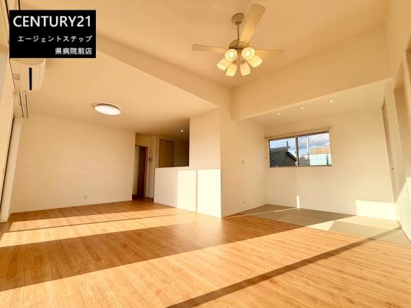 　リビング　リビングは陽当たり良好です