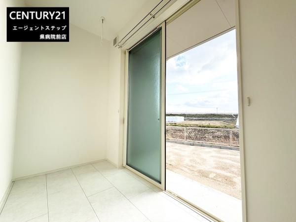 　その他居室　開放感のある窓付き洋室です