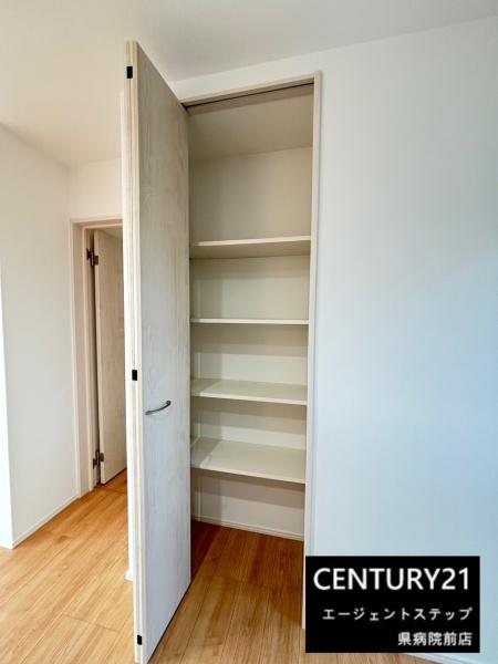 　収納　棚付き収納スペースです