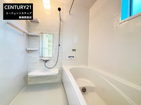 　バス　バスルームが明るい印象です