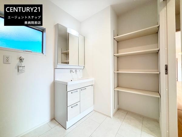 　洗面台・洗面所　収納棚付きの洗面台です