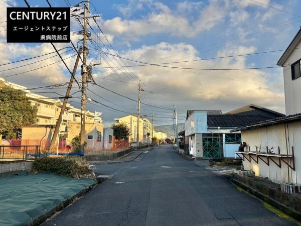　前面道路含む現地写真　前面道路を含んだ現地写真です