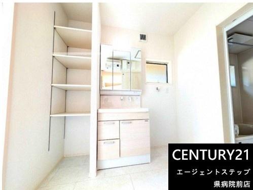 　洗面台・洗面所　洗面台・洗面所が開放的です