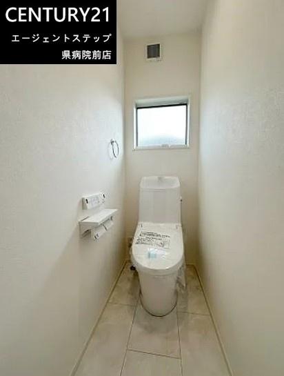 　トイレ　トイレに窓があり快適です