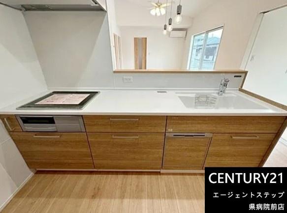 　キッチン　木目調が映えるキッチンです