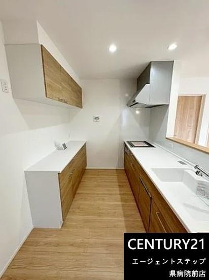 　キッチン　木目が映えるキッチンです