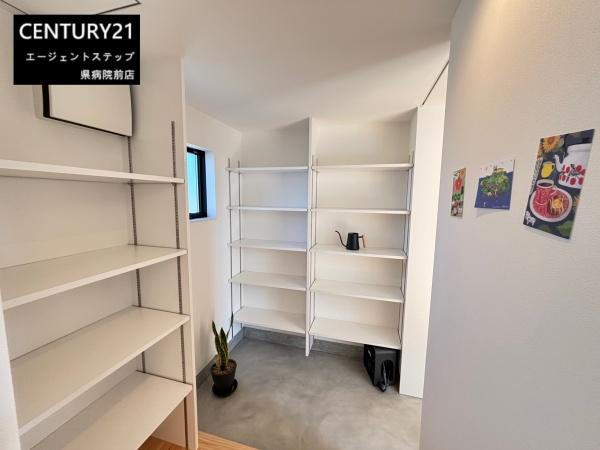 　玄関　玄関に豊富な収納棚が魅力です