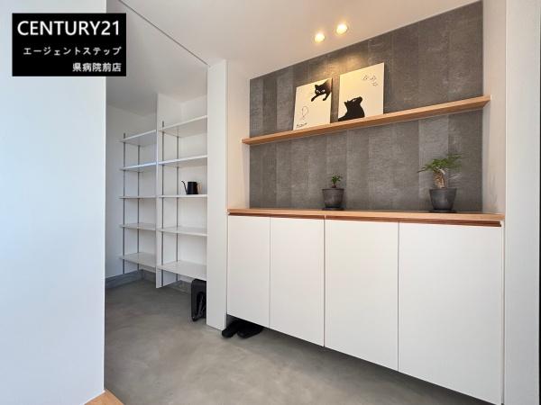 　玄関　収納充実の玄関が魅力です