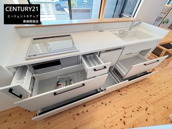 　キッチン　収納充実のキッチンです