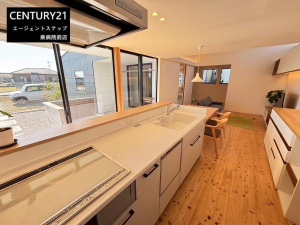 　キッチン　木目調が映えるキッチンです