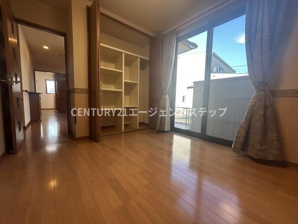 　洋室　洋室に収納が付いて便利です