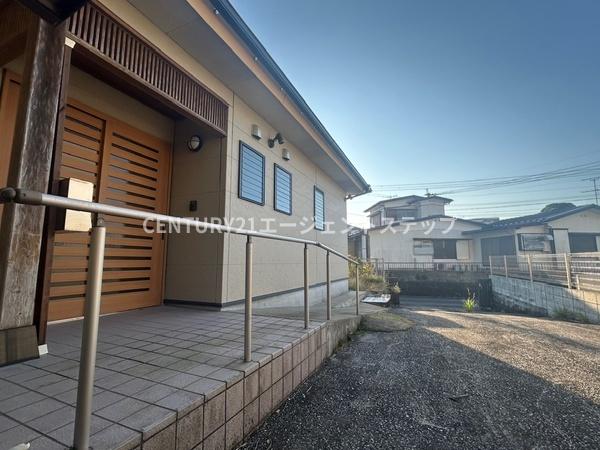 　玄関　玄関にスロープが特徴です