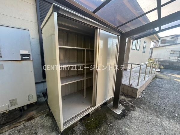 　庭　庭に収納スペースがあります