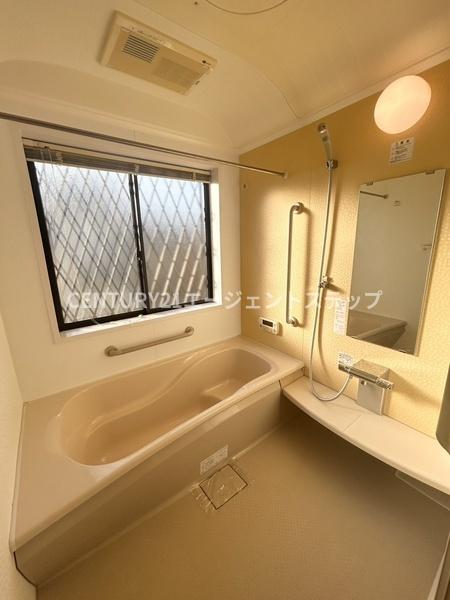 　バス　明るい窓付きのバスです