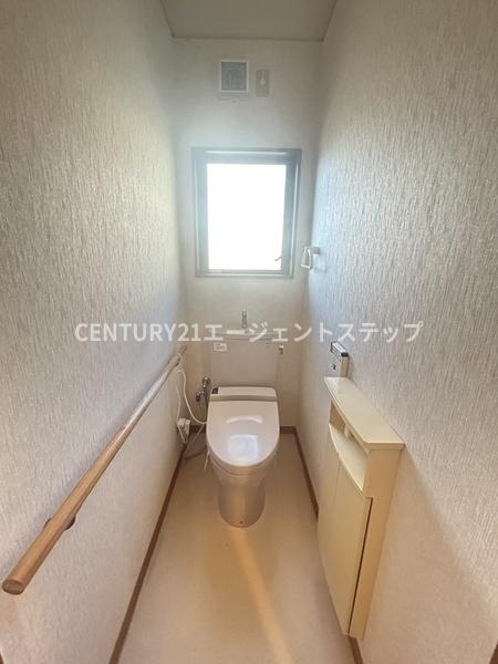　トイレ　採光が嬉しいトイレです