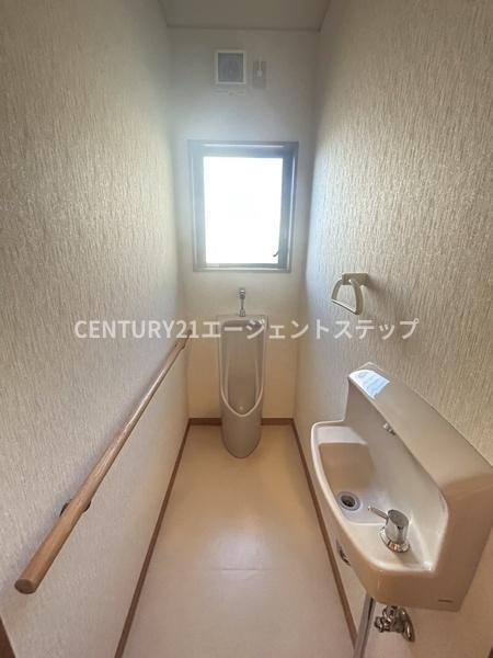 　トイレ　窓付きのトイレです