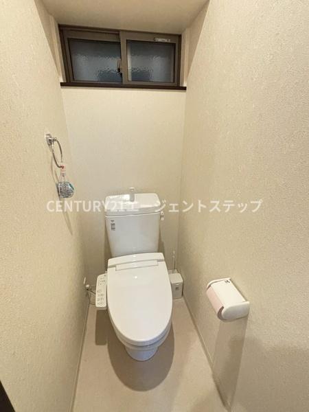 　トイレ　トイレに窓が付いています