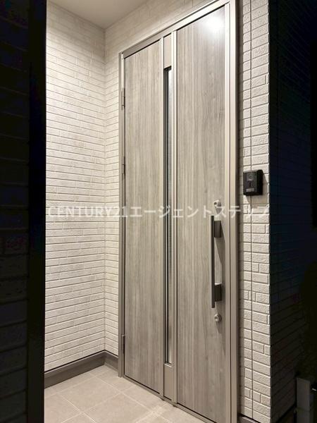 　玄関　玄関のデザインが印象的です