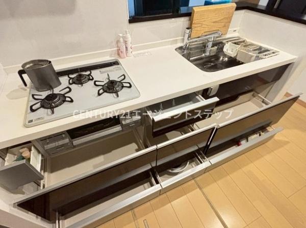 　キッチン　収納豊富なキッチンです