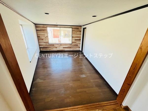 　寝室　木目調の床が魅力的な寝室です