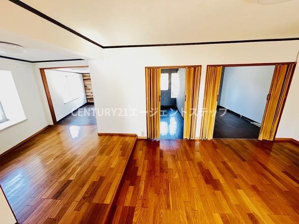 　リビング　リビングは開放的な空間です