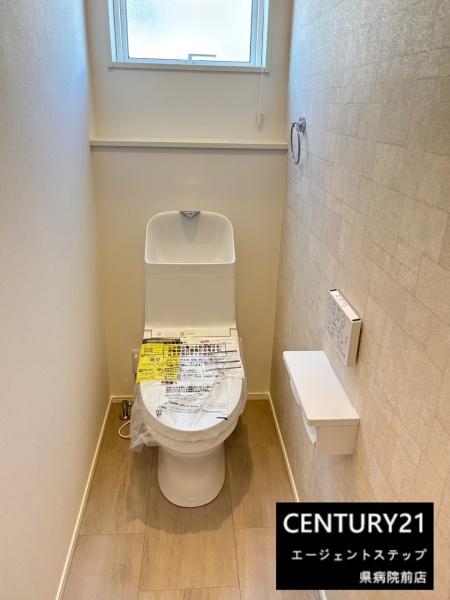 　トイレ　窓付きのトイレが特徴です