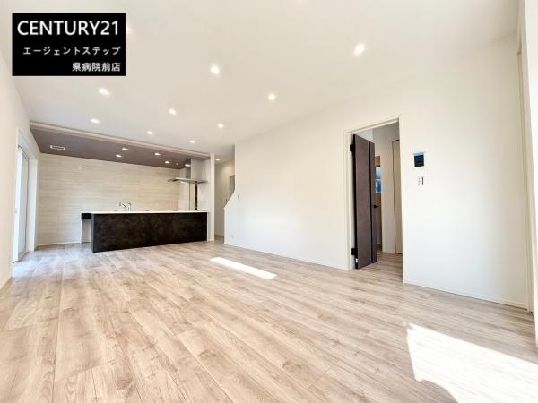 　リビング　リビングの開放感が特徴です