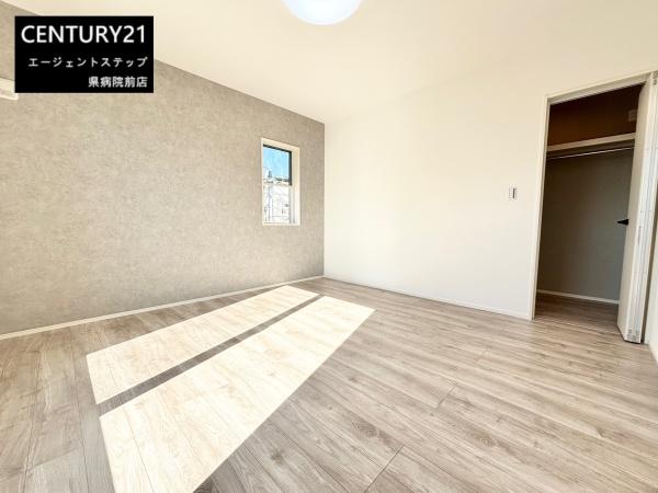 　洋室　明るい光が差し込む洋室です