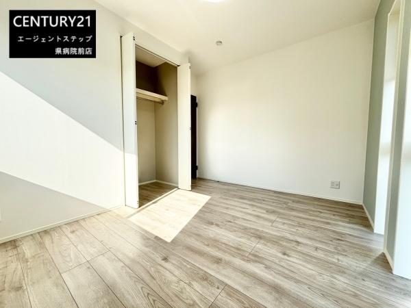 　洋室　洋室はクローゼット収納付きです