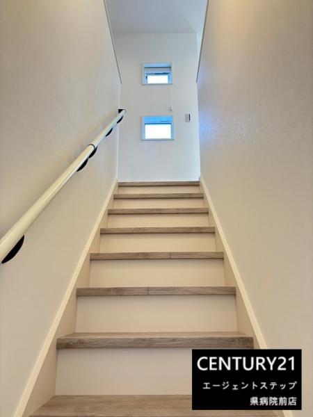 　その他内観　階段スペースが明るいです